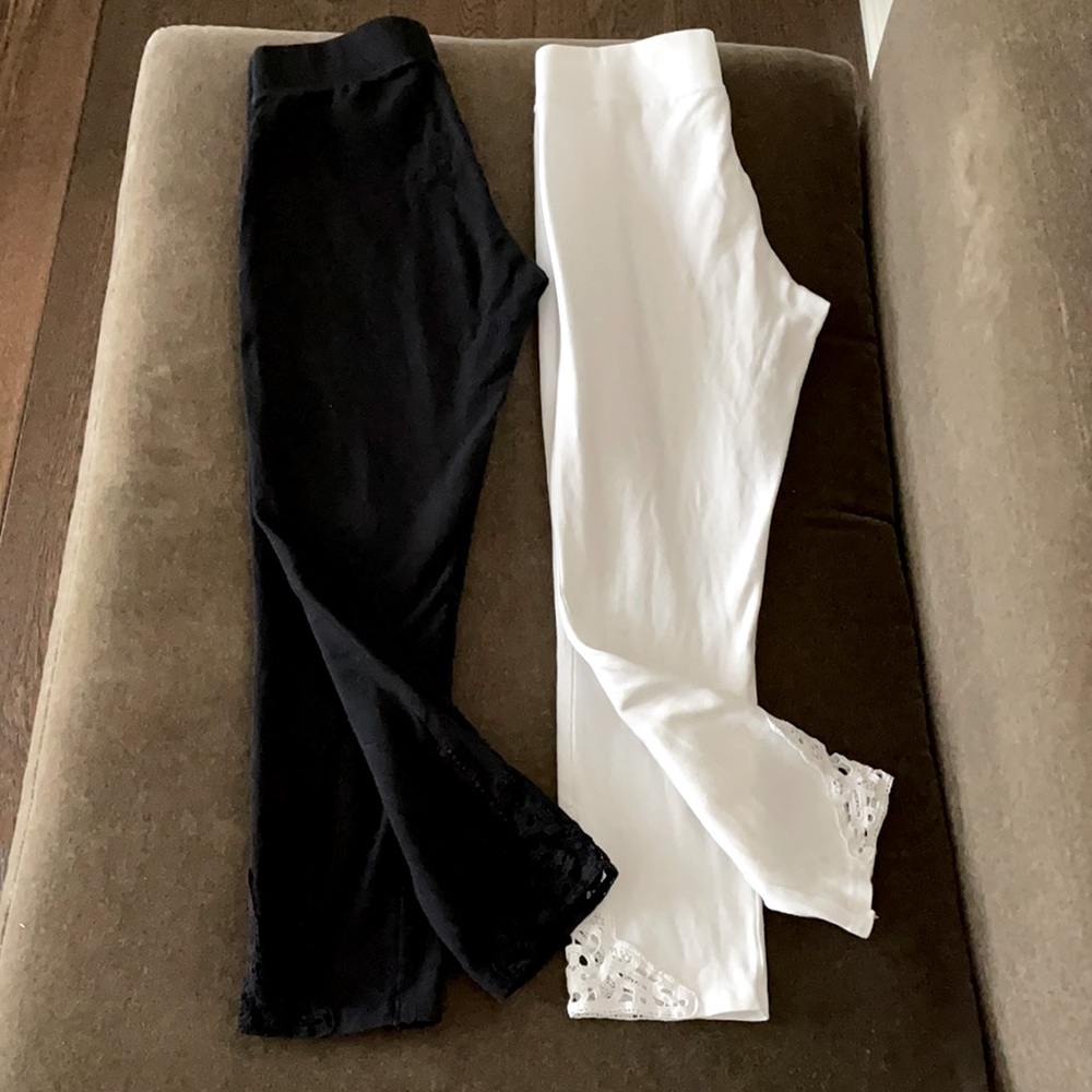 A set of Hue lace cuffed leggings